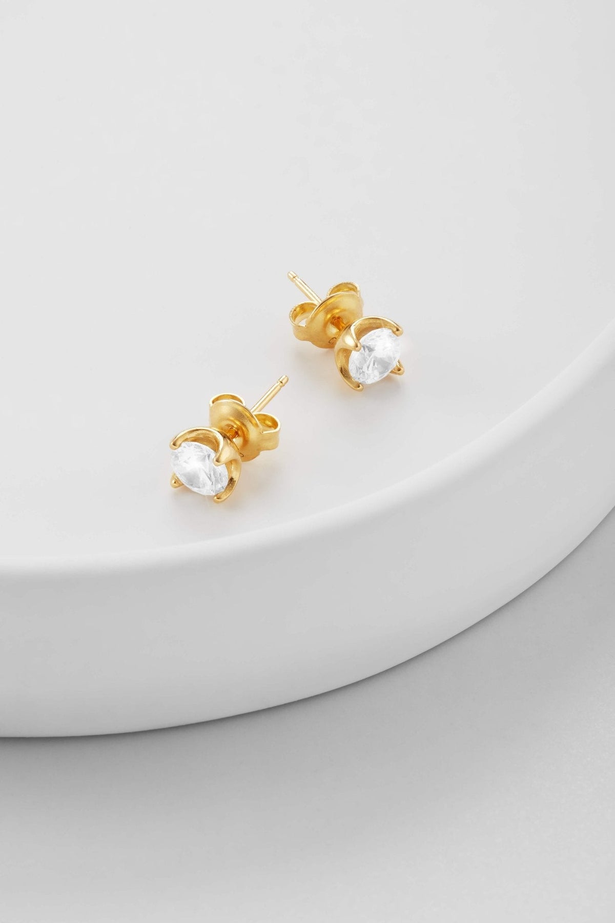 Women's Classic Round Stud Earrings 5mm